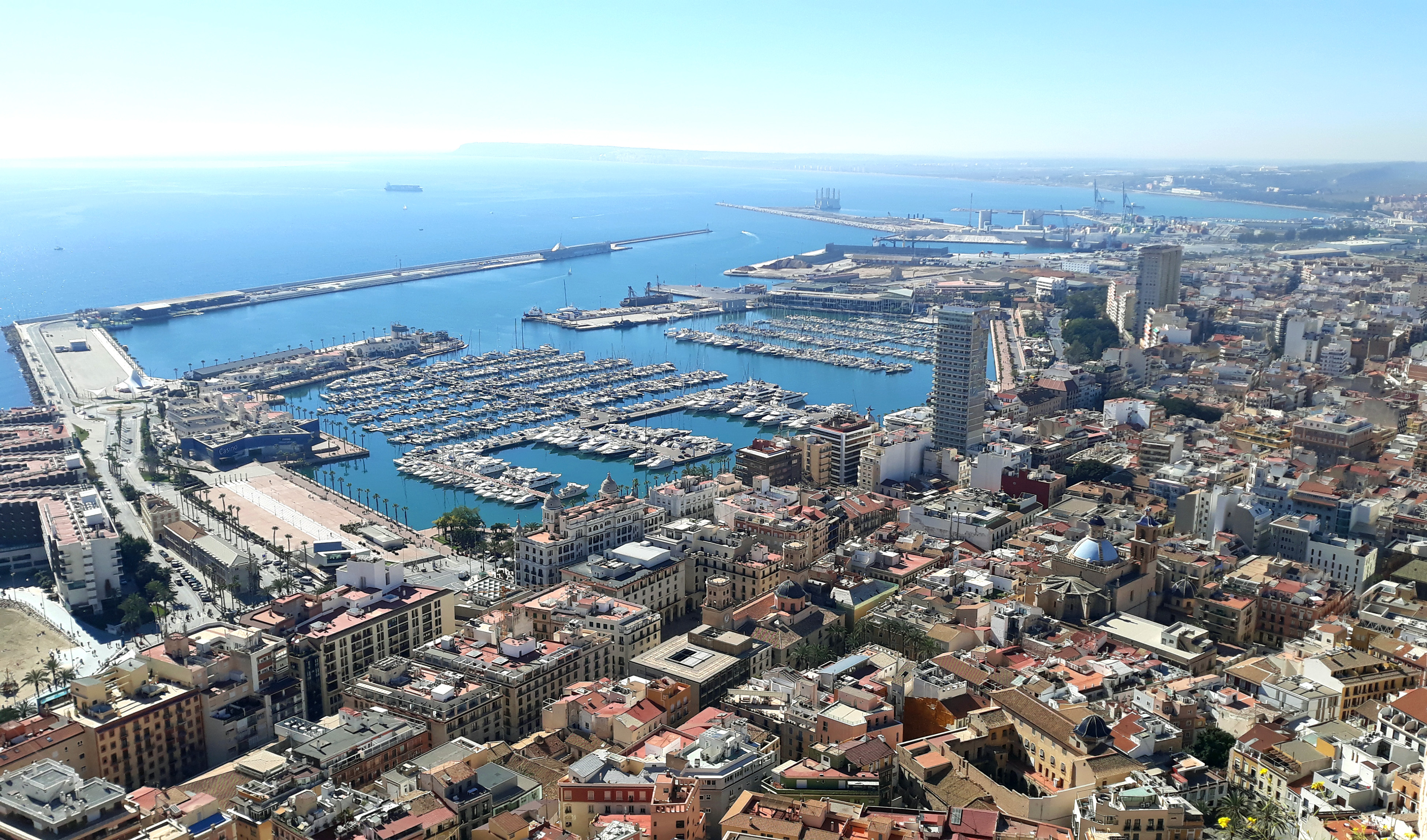 Vista panorámica de la ciudad de Alicante, su puerto y el Mediterráneo